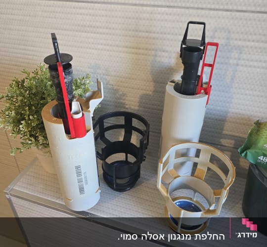 חלקי אינסטלציה על מדף בחדר אמבטיה
